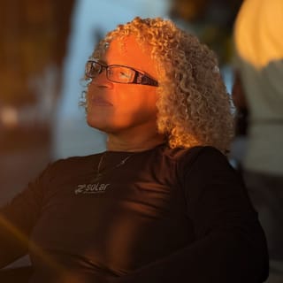 Jô, a costureira da Agulha Rápida, mostrando sua experiência e cuidado artesanal em cada ajuste